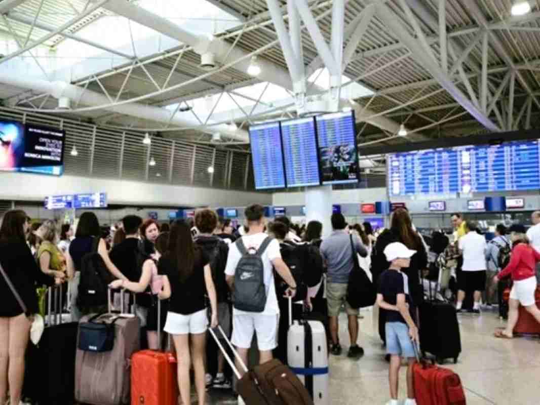 Υπηρεσία Πολιτικής Αεροπορίας, ΥΠΑ, αεροδρόμιο Ελευθέριος Βενιζέλος, καθυστερήσεις πτήσεων, εναέρια κυκλοφορία, βιομετρικοί έλεγχοι, τουρισμός 2026, EUROCONTROL, ουρές στα αεροδρόμια, ταξιδιωτική κίνηση, Civil Aviation Authority, CAA, Athens International Airport, AIA, flight delays, air traffic management, ATFM, biometric border controls, EU entry exit system, EES, IATA, ACI Europe, tourism Greece, flight traffic record, YPA, Eleftherios Venizelos, kathysteriseis pthsewn, enaeria kyklophoria, viometrikoi elenchoi, ouras sta aerodromia, taxidiotiki kinisi,