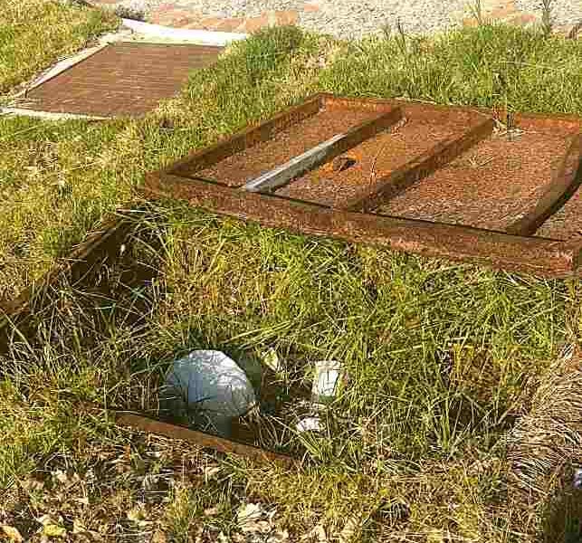 επικίνδυνη καταπακτή, ανοιχτό φρεάτιο, παγίδα θανάτου, αδιαφορία δήμου, καταγγελία πολίτη, εξώδικο σε δήμο, ασφάλεια πεζών, χόρτα καμουφλάζ, δημόσιος κίνδυνος, αμέλεια αρχών, epekindyni katapakti, anihto freatio, pagida thanatou, adiaforia dimou, kataggelia politi, exodiko se dimo, asfaleia pezon, horta kamouflaz, dimosios kindynos, amelia arhon, dangerous manhole, open drain trap, pedestrian safety hazard, municipal negligence, citizen complaint, hidden pit street, public safety risk, uncovered manhole, lawsuit municipality, accident waiting to happen,
