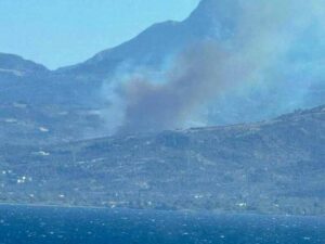 Επιχείρηση της Πυροσβεστικής στη φωτιά στις Νεραντζιές Αχαΐας