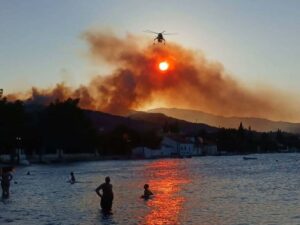 πυρκαγιά Αιγιαλεία, Νερατζιές Αιγιαλείας, φωτιά Αίγιο, Πυροσβεστική, ΕΜΟΔΕ, Δυτική Ελλάδα, έκτακτη επικαιρότητα, ελαιώνες, κατασβεση, εναέρια μέσα, Neratzies Aigialeia fire, Aigio wildfire, Greece wildfire, Greek Fire Service, EMODE, Peloponnese fire, emergency news, Aigialeia, Neratzies, Aigio, EMODE, Pyrkosia, Fotia Aigio, Pyrkosia Aigialeia, West Greece fire,
