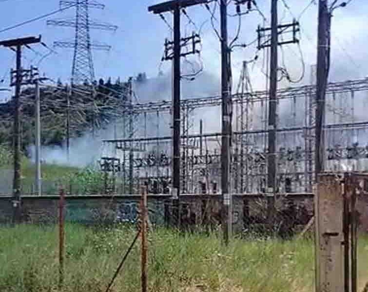 πυρκαγιά Πάτρα, φωτιά Ζαβλάνι, υποσταθμός ΔΕΗ, ΔΕΗ Πάτρα, Πυροσβεστική, κατάσβεση φωτιάς, Ζαβλάνι Πατρών, φωτιά σε καλαμιές, έκτακτη είδηση Πάτρα, ειδήσεις Πάτρα, Αικατερίνη Ρίζου, Patras fire, Zavlani fire, DEH substation Patras, Greece fire, Patras news, emergency Patras, firefighters Greece,