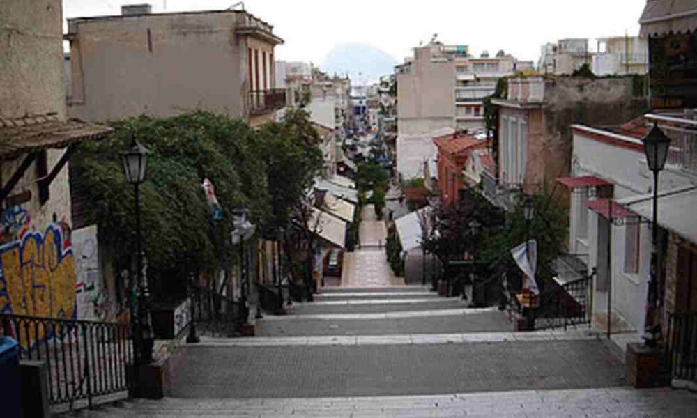 Πάτρα, ατύχημα, Γεροκωστοπούλου, φρεάτιο, τραυματισμός ηλικιωμένης, κοινωνική αδιαφορία, Δήμος Πατρέων, κακοτεχνίες δρόμων, ΕΚΑΒ Πάτρα, Patra, Patras, atychima, Gerokostopoulou, freatio, ilikiomeni, dimos patreon, koinoniki adiaforia, ekab patras, street accident Patras, broken leg, open manhole accident, public safety Greece,
