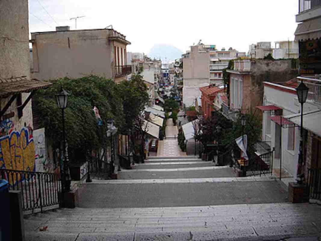 Πάτρα, ατύχημα, Γεροκωστοπούλου, φρεάτιο, τραυματισμός ηλικιωμένης, κοινωνική αδιαφορία, Δήμος Πατρέων, κακοτεχνίες δρόμων, ΕΚΑΒ Πάτρα, Patra, Patras, atychima, Gerokostopoulou, freatio, ilikiomeni, dimos patreon, koinoniki adiaforia, ekab patras, street accident Patras, broken leg, open manhole accident, public safety Greece,