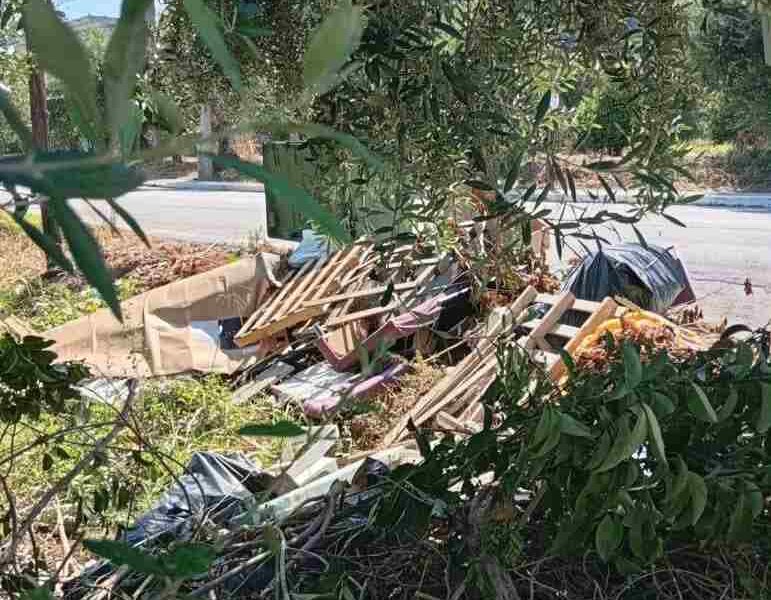 Καμίνια, οδός Αγίου Ζαχαρίου, Παλαιά Εθνική Οδός Πατρών Πύργου, σκουπίδια Καμίνια, κίνδυνος πυρκαγιάς, εστία μόλυνσης, tempo24, Πάτρα, Kaminia, Agiou Zachariou, Palaia Ethniki Odos Patron Pyrgou, skoupidia Kaminia, kindynos pyrkagias, estia molynsis, Patra, fire hazard, garbage pollution, Kaminia Patras,