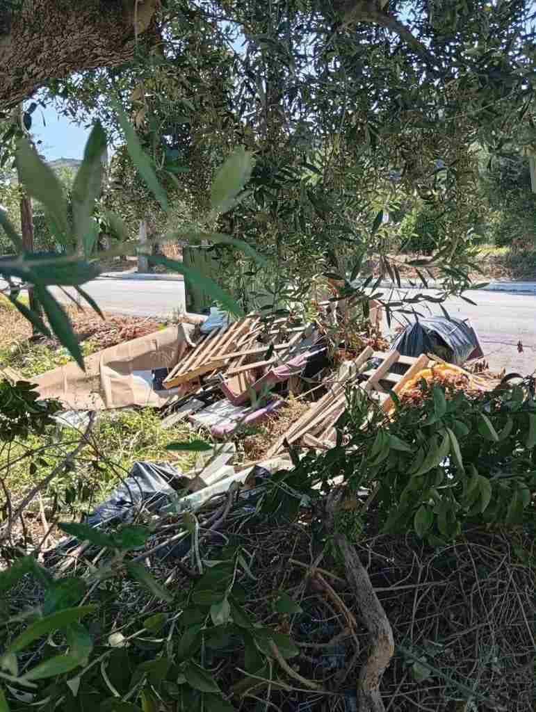 Καμίνια, οδός Αγίου Ζαχαρίου, Παλαιά Εθνική Οδός Πατρών Πύργου, σκουπίδια Καμίνια, κίνδυνος πυρκαγιάς, εστία μόλυνσης, tempo24, Πάτρα, Kaminia, Agiou Zachariou, Palaia Ethniki Odos Patron Pyrgou, skoupidia Kaminia, kindynos pyrkagias, estia molynsis, Patra, fire hazard, garbage pollution, Kaminia Patras,