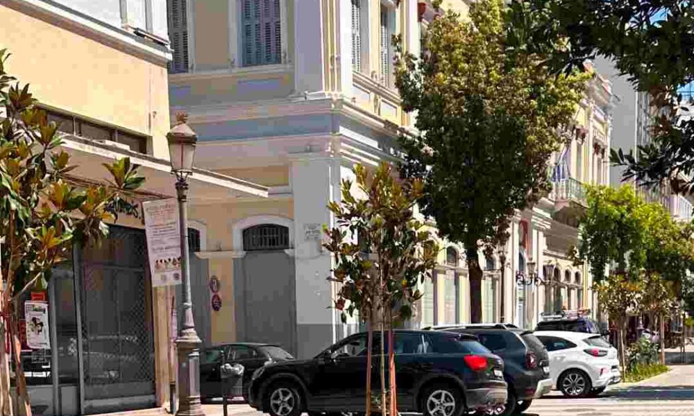 πεζόδρομος, στάθμευση, παράνομο παρκάρισμα, Ρήγα Φεραίου, Πάτρα, ασυδοσία, τροχαία, δημοτική αστυνομία, κοινόχρηστοι χώροι, προσβασιμότητα, αγανάκτηση πολιτών, πεζοί, pezodromos, stathmefsi, paranomo parking, riga feraiou, patra, asydosia, troxaia, dromoi, pezoi, pedestrian street, illegal parking, traffic violation, public space, Patras, accessibility, civic responsibility,