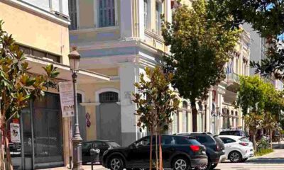 πεζόδρομος, στάθμευση, παράνομο παρκάρισμα, Ρήγα Φεραίου, Πάτρα, ασυδοσία, τροχαία, δημοτική αστυνομία, κοινόχρηστοι χώροι, προσβασιμότητα, αγανάκτηση πολιτών, πεζοί, pezodromos, stathmefsi, paranomo parking, riga feraiou, patra, asydosia, troxaia, dromoi, pezoi, pedestrian street, illegal parking, traffic violation, public space, Patras, accessibility, civic responsibility,