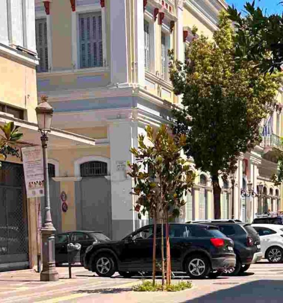 πεζόδρομος, στάθμευση, παράνομο παρκάρισμα, Ρήγα Φεραίου, Πάτρα, ασυδοσία, τροχαία, δημοτική αστυνομία, κοινόχρηστοι χώροι, προσβασιμότητα, αγανάκτηση πολιτών, πεζοί, pezodromos, stathmefsi, paranomo parking, riga feraiou, patra, asydosia, troxaia, dromoi, pezoi, pedestrian street, illegal parking, traffic violation, public space, Patras, accessibility, civic responsibility,