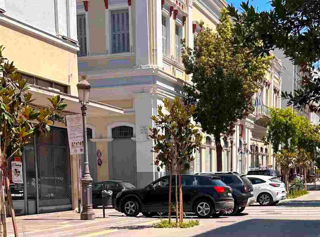 πεζόδρομος, στάθμευση, παράνομο παρκάρισμα, Ρήγα Φεραίου, Πάτρα, ασυδοσία, τροχαία, δημοτική αστυνομία, κοινόχρηστοι χώροι, προσβασιμότητα, αγανάκτηση πολιτών, πεζοί, pezodromos, stathmefsi, paranomo parking, riga feraiou, patra, asydosia, troxaia, dromoi, pezoi, pedestrian street, illegal parking, traffic violation, public space, Patras, accessibility, civic responsibility,