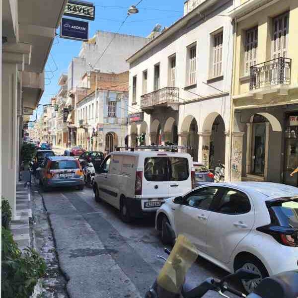 Πάτρα, Κανακάρη, Αγίου Νικολάου, κίνηση Πάτρα, κυκλοφοριακό Πάτρα, διπλοπαρκάρισμα, παράνομο πάρκινγκ, κέντρο Πάτρας, οδηγική συμπεριφορά, κυκλοφοριακό πρόβλημα, Patras, Kanakari, Agiou Nikolaou, Patras traffic, traffic jam Patras, double parking, illegal parking, Patras city center, driver behavior, traffic issues, Patra, Kanakari, Agiou Nikolaou, kinisi Patra, kikloforiako Patra, diploparkarisma, paranomo parking, kentro Patras, odigiki simperifora, kikloforiako provlima,