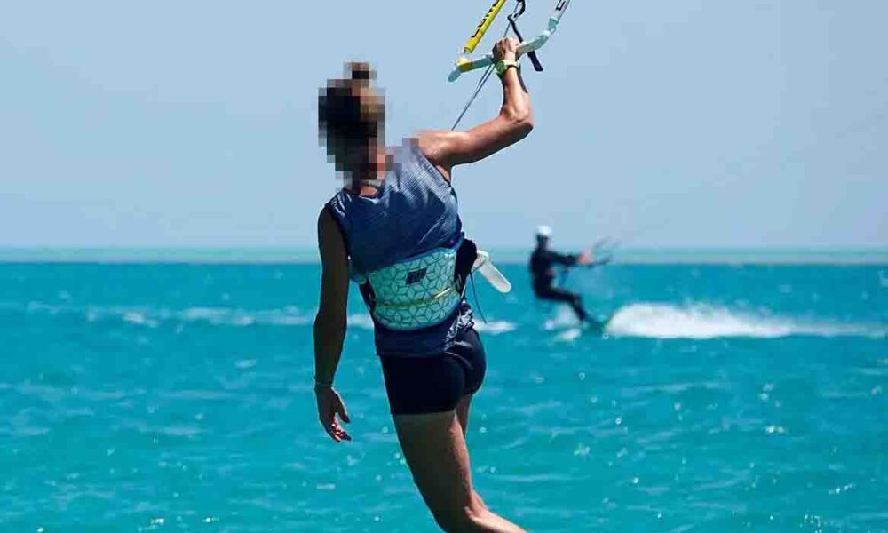 Πάτρα, ατύχημα Πάτρα, kite surf, αετοσανίδα, τραυματισμός 17χρονης, Πλαζ Πατρών, Λιμεναρχείο Πάτρας, ΕΚΑΒ, Πανεπιστημιακό Νοσοκομείο Πατρών, ειδήσεις Πάτρα, θαλάσσια σπορ, ατύχημα αετοσανίδα, Patras, Patras accident, kite surf, kitesurfing, Patras beach, 17-year-old athlete injured, Patras news, Greek Coast Guard, EKAB Patras, Patras University Hospital, water sports accident,