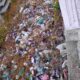 Σκουπίδια και κουτάκια αναψυκτικών κάτω από το ηλιακό ρολόι στα Ψηλαλώνια Πάτρας