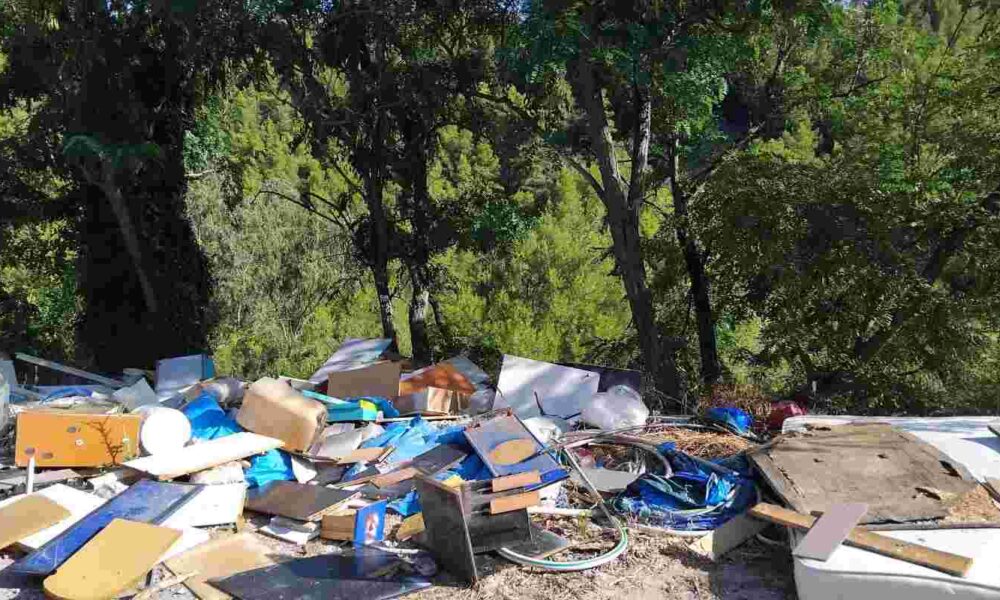 Παυλόκαστρο, Καλλιθέα, σκουπίδια, παράνομη χωματερή, δάσος, κίνδυνος πυρκαγιάς, καταγγελία, Πάτρα, Αχαΐα, Pavlokastro, Kallithea, skoupidia, paratopo, skoupidotopos, wildfire hazard, illegal dumping, forest fire risk, Patras, Achaia,