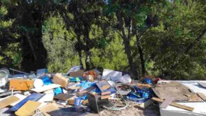 Παυλόκαστρο, Καλλιθέα, σκουπίδια, παράνομη χωματερή, δάσος, κίνδυνος πυρκαγιάς, καταγγελία, Πάτρα, Αχαΐα, Pavlokastro, Kallithea, skoupidia, paratopo, skoupidotopos, wildfire hazard, illegal dumping, forest fire risk, Patras, Achaia,