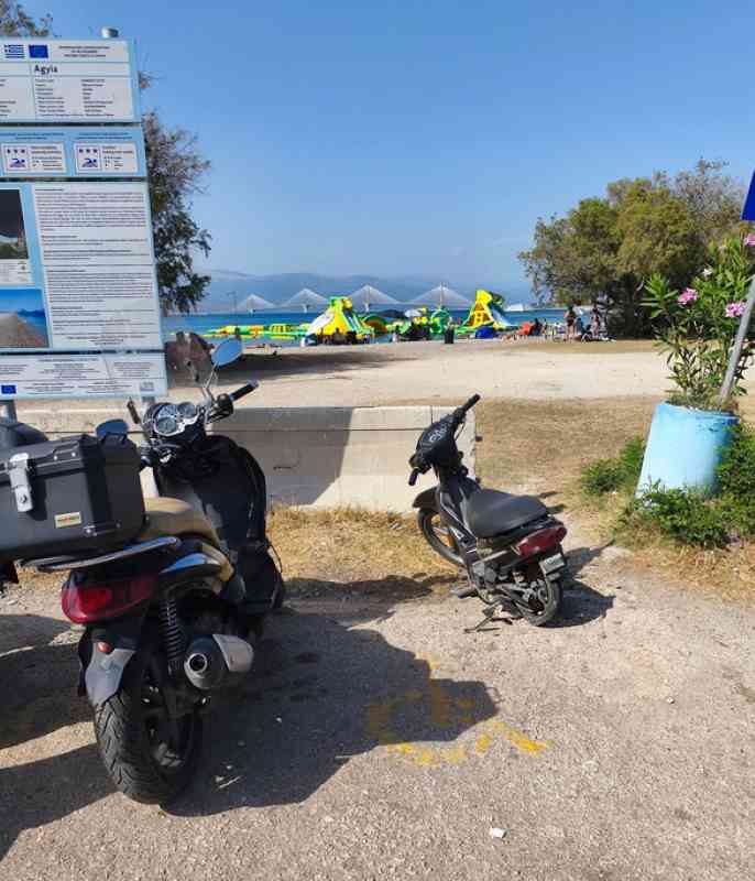 Πλαζ Πάτρας, παράνομη στάθμευση, θέσεις ΑμεΑ, προσβασιμότητα, δικαιώματα ΑμεΑ, παραλία Πάτρας, κοινωνική ευθύνη, ΚΟΚ πρόστιμα, Plaz Patras, illegal parking, disabled parking spaces, handicap parking Greece, accessibility Patras, disability rights Patras, paranomi stathmefsi, theseis AmeA, Patra beach, prosvasimotita,