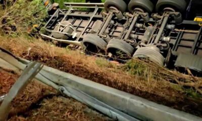τροχαίο Κόρινθος, δυστύχημα, νεκρός οδηγός, Ζευγολατιό, Κορίνθου Πατρών, ανατροπή φορτηγού, νταλίκα, Πυροσβεστική Κιάτο, Ξυλόκαστρο, τροχαίο ατύχημα, Korinthostv, troxaio korinthos, dystyxima, nekros odigos, zevgolatio, korinthou patron, anatropi fortigou, ntalika, pyrosvestiki kiato, xylokastro, troxaio atychima, car accident greece, fatal crash korinthos, truck accident greece, zevgolatio accident, korinthos patras highway, truck rollover, greek police news,