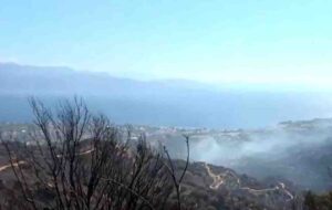 φωτιά, πυρκαγιά, Αιγιάλεια, αναζωπυρώσεις, Πολιτική Προστασία, Νίκος Καραΐσκος, Πυροσβεστική, εκκενώσεις, ζημιές καλλιέργειες, Αχαΐα, fire, wildfire, Aigialeia, Aigialeia fire, Civil Protection, Fire Service, evacuations, Achaia, Greece fire, updates,