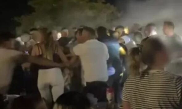 Αντίρριο, πανηγύρι, επεισόδια, συμπλοκή, ξύλο, καβγάς, τραπέζια, καρέκλες, Πάτρα, Ρομά, δημοτική μουσική, κλαρίνα, Antirrio, Antirio, panigiri, brawl, fight, violent incident, tables, chairs, Patra, Romani, Greek festival brawl, Antirrio panigiri xylo, kavgas Antirrio,