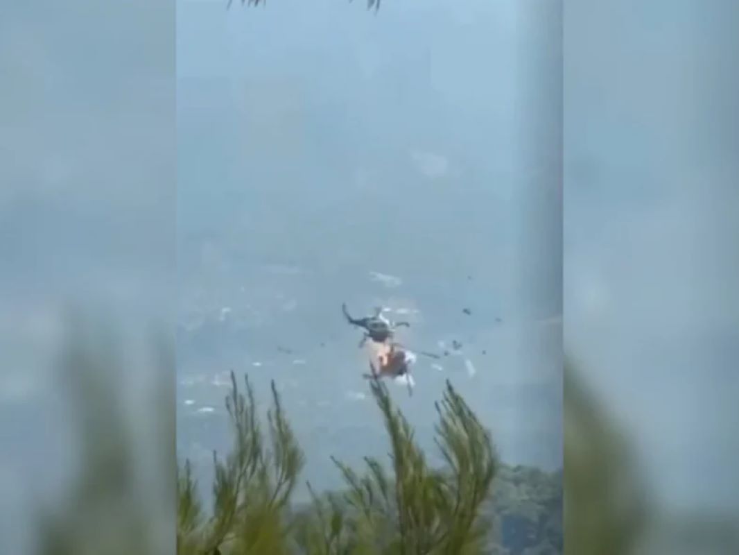 σύγκρουση ελικοπτέρων, δυτική Αττική, πυρκαγιά, πτώση ελικοπτέρου, Bell, Πυροσβεστική, έρευνα και διάσωση, ΕΜΑΚ, τραυματισμός χειριστή, helicopter crash, Attica, wildfire, Bell helicopters, Fire Brigade, search and rescue, pilot injured, syg krousi elikopteron, dytiki attiki, pyr kagia, ptosi elikopterou, pyrosvestiki, erevna kai diasosi,