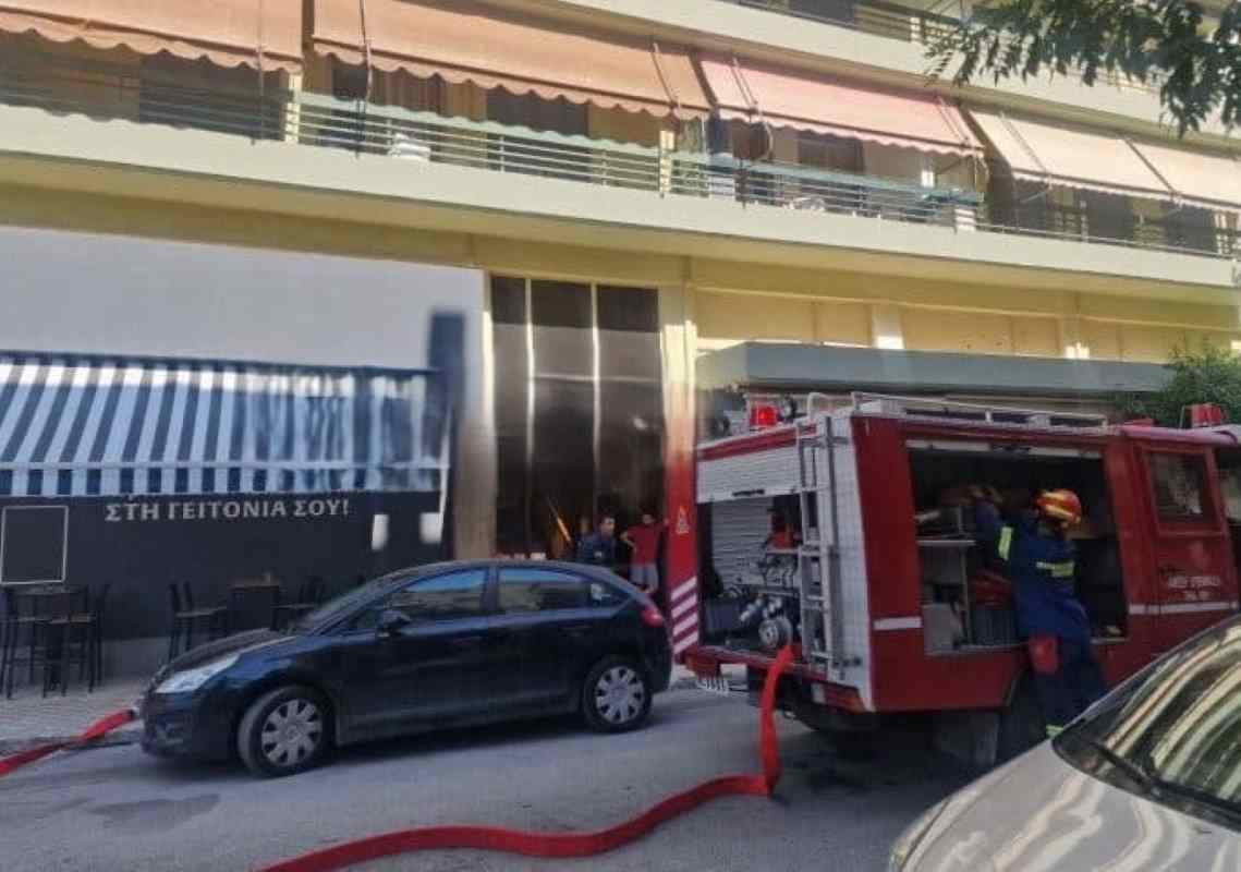 φωτιά, πυρκαγιά, διαμέρισμα, πολυκατοικία, Παναχαϊκού, Ιεροθέου, Πυροσβεστική, ΕΛΑΣ, Αστυνομία, κουζίνα, αναστάτωση, καπνός, fire, apartment fire, building fire, fire brigade, police, kitchen fire, Panachaikou, Ierotheou, fotia, pyrkania, diamerisma, polykatoikia, pyrosvestiki, elas, astynomia, kapnos,