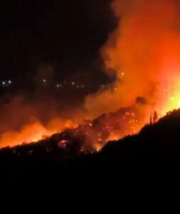Πυρκαγιά Κεφαλονιά, Φωτιά Πάστρα, 112 εκκένωση Κεφαλονιά, Αργοστόλι, Κατελειός, Μαρκόπουλο, Κρεμμύδι, Χιονάτα, Θηράμονας, Μαυράτα, Πυροσβεστική, Πολιτική Προστασία, fire Kefalonia, wildfire Cephalonia, Pastra fire, evacuation order Kefalonia, 112 emergency Greece, Argostoli, Katelios, Markopoulo, Kremmydi, Chionata, Thiramonas, Mavrata, kefalonia fotia, kefalonia pyrkagia, pastra fire kefalonia, ekkenosi kefalonia, 112 greece,