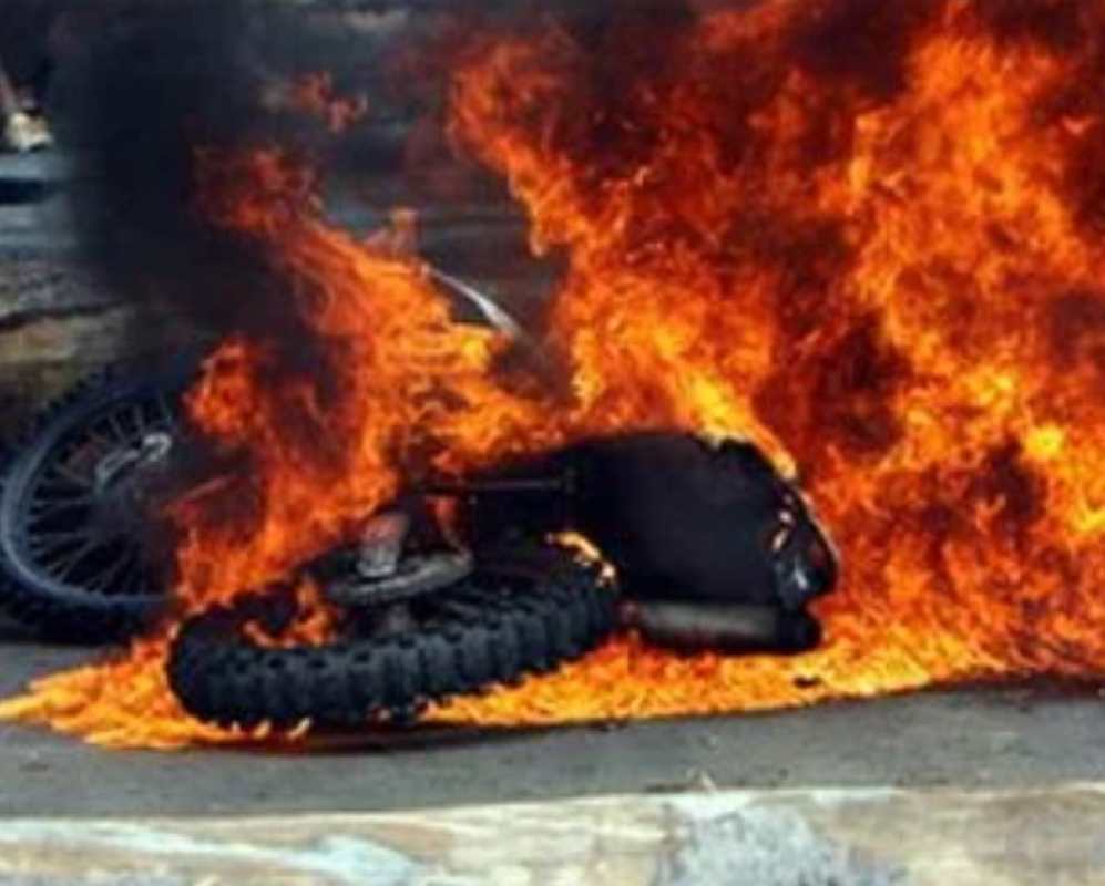 φωτιά Πάτρα, μηχανάκι, Ψάχου, πυροσβεστική, εμπρησμός, φωτιά σε δίκυκλο, ειδήσεις Πάτρα, έκτακτη επικαιρότητα, Patra fire, motorbike fire, Patras news, Psachou Patra, fire department, fotia Patra, michanaki, Pyrosvestiki, Patra eidiseis,