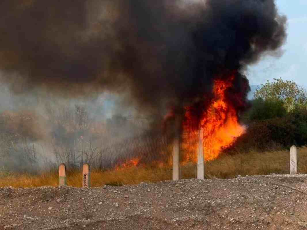 φωτιά Πάτρα, πυρκαγιά Πάτρα, Ριγανόκαμπος, Χάραδρος, καταυλισμός Ρομά, Πυροσβεστική Πάτρας, Αστυνομία, έκτακτη επικαιρότητα, Patra fire, Patras wildfire, Riganokampos, Charadros, Roma camp Patras, Greek police, Hellenic Fire Service, Patra news, fotia Patra, pyrkayia Patra, Riganokampos Patra, Charadros Patra, Roma Patra, Pyrosvestiki, Astynomia Patra, emergency news Patra,