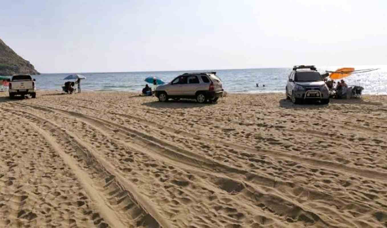Γιαννισκάρι, παραλία Γιαννισκάρι, Αχαΐα, 4x4 παραλία, ασυνείδητοι οδηγοί, αυθαίρετη οδήγηση, Αστυνομία, Άμεση Δράση, καταγγελίες λουόμενων, προστασία περιβάλλοντος, ασφάλεια λουόμενων, Gianniskari, Gianniskari beach, Achaia, 4x4 beach, offroad beach, off road driving Greece, beach safety, police intervention, Gianniskari paralía, Achaia 4x4, Gianniskari beach 4x4,