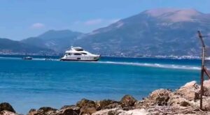 προσάραξη σκάφους, Φάρος Δρεπάνου, Ρίο, Λιμενικό Σώμα, επιχείρηση διάσωσης, ιστιοφόρο, θαλάσσιο ατύχημα, Δρέπανο Αχαΐας, Ηνωμένες Πολιτείες, αλλοδαποί επιβαίνοντες, θαλάσσια ρύπανση, boat grounding, Drepano Lighthouse, Rio, Greek Coast Guard, rescue operation, sailboat, marine accident, Drepano Achaia, United States flag, foreign passengers, marine pollution, prosaraxi skafous, Faros Drepanou, Rio, Limeniko Soma, epicheirisi diasosis, istioforo, thalassio atychima, Drepano Achaias, foreign passengers,