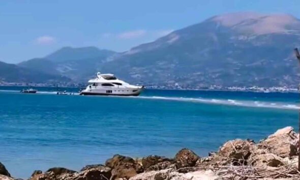 προσάραξη σκάφους, Φάρος Δρεπάνου, Ρίο, Λιμενικό Σώμα, επιχείρηση διάσωσης, ιστιοφόρο, θαλάσσιο ατύχημα, Δρέπανο Αχαΐας, Ηνωμένες Πολιτείες, αλλοδαποί επιβαίνοντες, θαλάσσια ρύπανση, boat grounding, Drepano Lighthouse, Rio, Greek Coast Guard, rescue operation, sailboat, marine accident, Drepano Achaia, United States flag, foreign passengers, marine pollution, prosaraxi skafous, Faros Drepanou, Rio, Limeniko Soma, epicheirisi diasosis, istioforo, thalassio atychima, Drepano Achaias, foreign passengers,