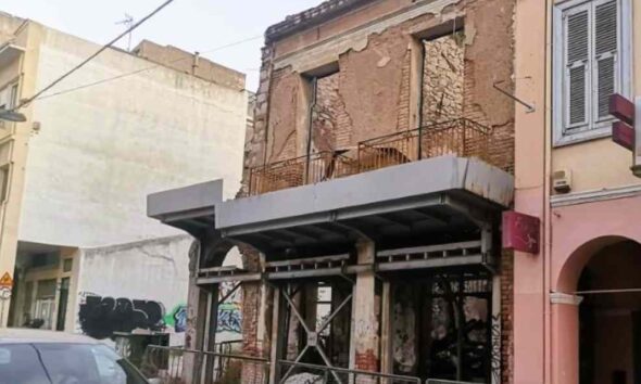 κατεδάφιση διατηρητέου, οδός Γερμανού, Πάτρα, καμένο διατηρητέο, Υπηρεσία Νεωτέρων Μνημείων, επικινδύνως ετοιμόρροπο, Δήμος Πατρέων, Βασιλείου Ρούφου, Ηλείας, άδεια κατεδάφισης, ασφάλεια πεζών, katedafisi diatiriteou, odos Germanou, Patra, kameno diatiriteo, Ypiresia Neoteron Mnimeion, etimorropo ktirio, Dimos Patreon, Basileiou Roufou, heritage building demolition, Germanou street Patras, Patras burnt building, dangerous structure Patras, Modern Monuments Service Greece, historic building demolition Patras,