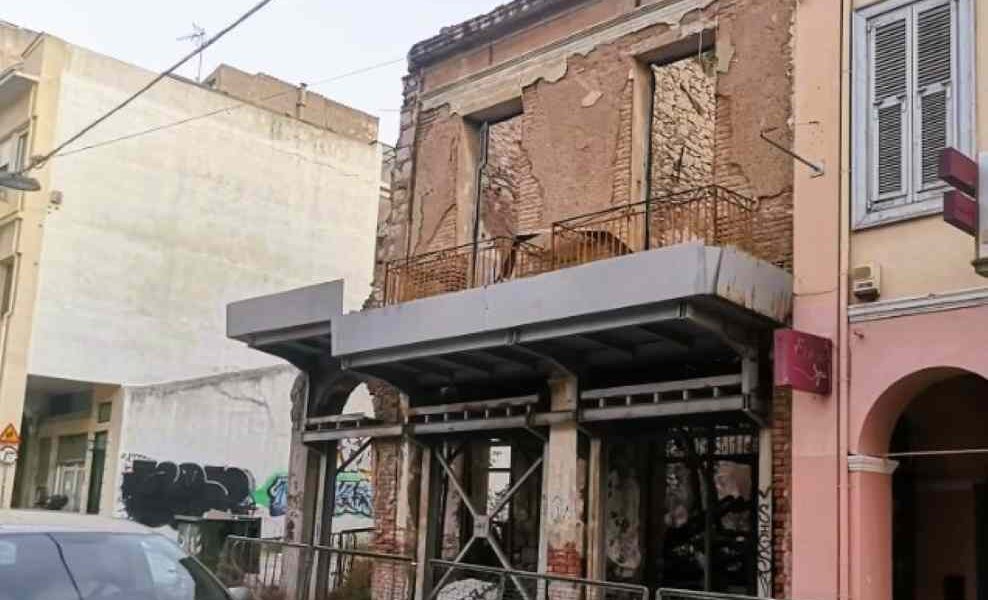 κατεδάφιση διατηρητέου, οδός Γερμανού, Πάτρα, καμένο διατηρητέο, Υπηρεσία Νεωτέρων Μνημείων, επικινδύνως ετοιμόρροπο, Δήμος Πατρέων, Βασιλείου Ρούφου, Ηλείας, άδεια κατεδάφισης, ασφάλεια πεζών, katedafisi diatiriteou, odos Germanou, Patra, kameno diatiriteo, Ypiresia Neoteron Mnimeion, etimorropo ktirio, Dimos Patreon, Basileiou Roufou, heritage building demolition, Germanou street Patras, Patras burnt building, dangerous structure Patras, Modern Monuments Service Greece, historic building demolition Patras,