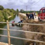 κουρτέσι, τροχαίο, δυστύχημα, πτώση αυτοκινήτου, αρδευτικό κανάλι, νεκρός οδηγός, πυροσβεστική, ηλεία, δυτική ελλάδα, εκτροπή οχήματος, εργάτης γης, απεγκλωβισμός, εκάβ, ελληνική αστυνομία, kourtesi, troxaio, dystychima, nekros odigos, ptosi aftokinitou, ardeftiko kanali, pyrosvestiki, ilia, dytiki ellada, car accident, fatal crash, irrigation canal, drowning accident, car in canal, emergency rescue, ilia greece,