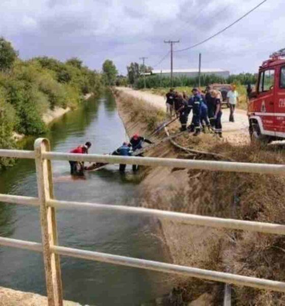 κουρτέσι, τροχαίο, δυστύχημα, πτώση αυτοκινήτου, αρδευτικό κανάλι, νεκρός οδηγός, πυροσβεστική, ηλεία, δυτική ελλάδα, εκτροπή οχήματος, εργάτης γης, απεγκλωβισμός, εκάβ, ελληνική αστυνομία, kourtesi, troxaio, dystychima, nekros odigos, ptosi aftokinitou, ardeftiko kanali, pyrosvestiki, ilia, dytiki ellada, car accident, fatal crash, irrigation canal, drowning accident, car in canal, emergency rescue, ilia greece,