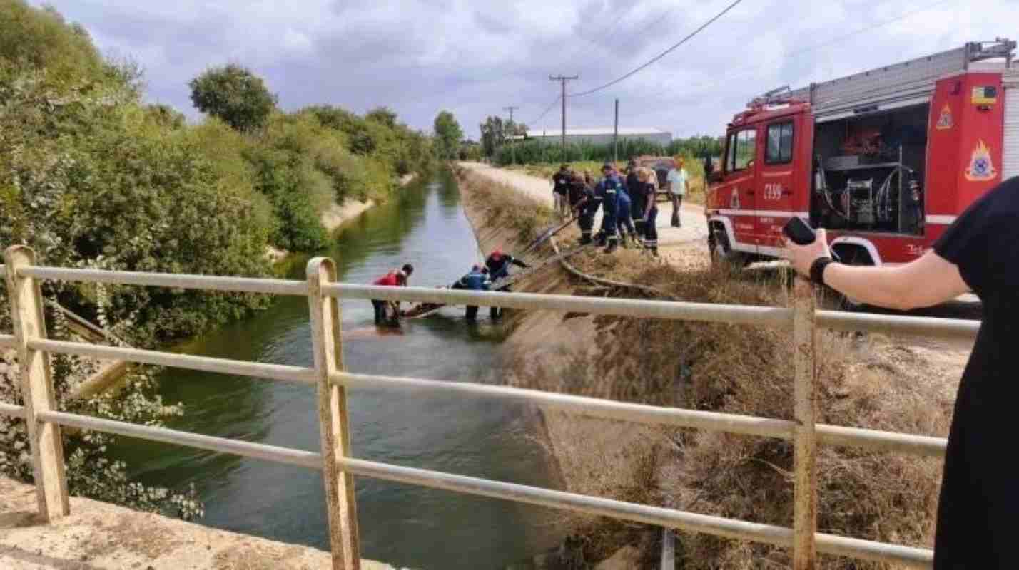 κουρτέσι, τροχαίο, δυστύχημα, πτώση αυτοκινήτου, αρδευτικό κανάλι, νεκρός οδηγός, πυροσβεστική, ηλεία, δυτική ελλάδα, εκτροπή οχήματος, εργάτης γης, απεγκλωβισμός, εκάβ, ελληνική αστυνομία, kourtesi, troxaio, dystychima, nekros odigos, ptosi aftokinitou, ardeftiko kanali, pyrosvestiki, ilia, dytiki ellada, car accident, fatal crash, irrigation canal, drowning accident, car in canal, emergency rescue, ilia greece,