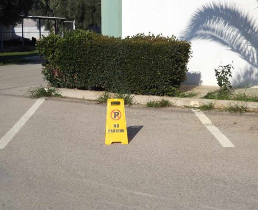 Πάτρα, στάθμευση, πινακίδες στάθμευσης, παράνομες πινακίδες, γκαράζ, πυλωτή, Δήμος Πατρέων, θέσεις ΑμεΑ, ΚΟΚ, κοινόχρηστοι χώροι, Patra, Patras, parking, illegal parking signs, garage, piloti, Municipality of Patras, disabled parking, Patra stathmeusi, pinakides stathmeusis, paranomes pinakides, garaz, pyloti, Dimos Patreon, theseis AMEA,