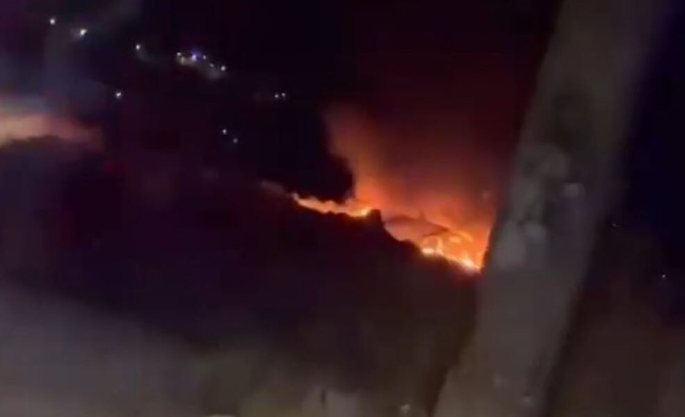 Πάτρα, Χάραδρος, φωτιά, πυρκαγιά, Πυροσβεστική, καταυλισμός, Ρομά, Ρογανόκαμπος, εμπρησμός, ειδήσεις Πάτρα, Patra, Charadros, fotia, pyrKagia, pyrosvestiki, katailismos, Roma, Roganokampos, Patras fire, Charadros Patras, Roma camp fire, Patras news, Greek police fire investigation, Patras wildfires,