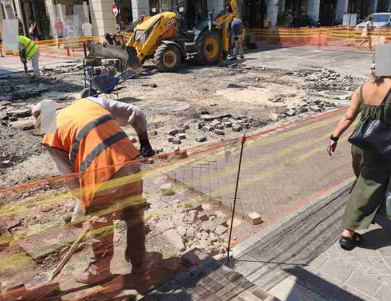 Πάτρα, Πάτρα Ερμού, Ερμού Ρήγα Φεραίου, έργα Πάτρα, έκλεισε η Ερμού, διαμαρτυρίες εμπόρων, πλακόστρωση Ερμού, Patra, Patras, Ermou Patra, Patra Ermou street, Patra street works, Patras shopkeepers protest, Patra pedonisi, Patra erga, Patra Ermou ekleise, diamartyries emporon, erga plakostrosi,