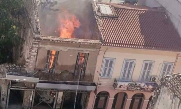 Πάτρα, φωτιά, εγκαταλελειμμένο κτίριο, οδός Γερμανού, οδός Ηλείας, κίνδυνος κατάρρευσης, αποκλεισμός δρόμου, αστυνομία, πυροσβεστική, κυκλοφοριακές ρυθμίσεις, Patra, Patras, fotia, egkataleleimmeno ktirio, odos Germanou, odos Ileias, kindynos katarrefsis, apokleismos dromou, astynomia, pyrosvestiki, fire, abandoned building, road closure, traffic restriction, police, fire department, Greece,