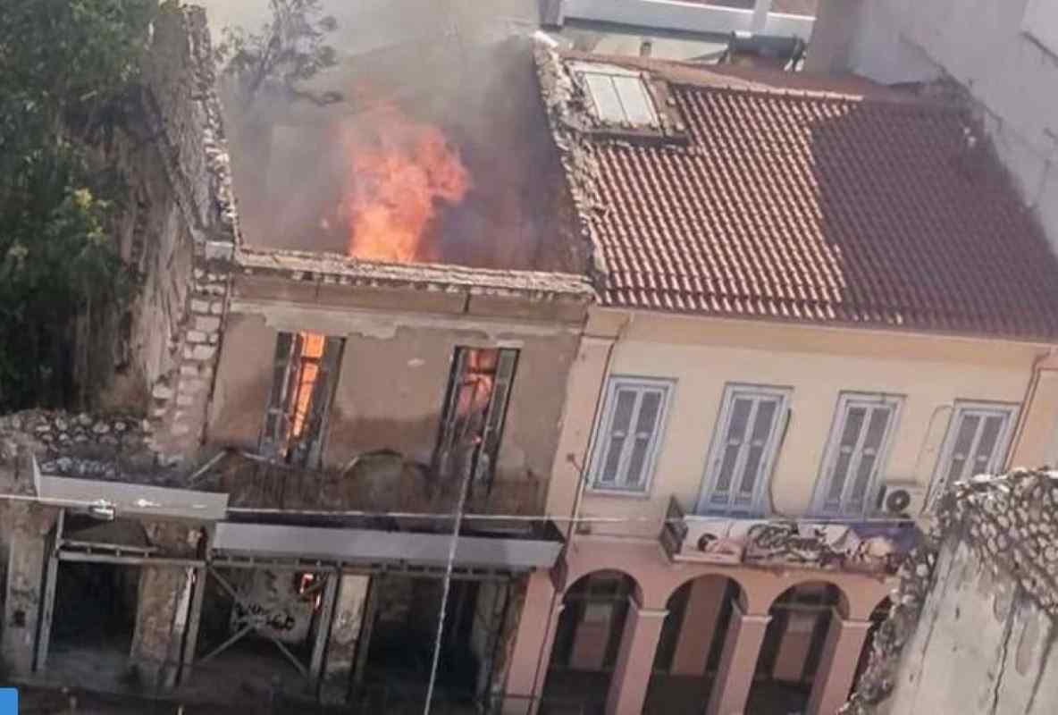 Πάτρα, φωτιά, εγκαταλελειμμένο κτίριο, οδός Γερμανού, οδός Ηλείας, κίνδυνος κατάρρευσης, αποκλεισμός δρόμου, αστυνομία, πυροσβεστική, κυκλοφοριακές ρυθμίσεις, Patra, Patras, fotia, egkataleleimmeno ktirio, odos Germanou, odos Ileias, kindynos katarrefsis, apokleismos dromou, astynomia, pyrosvestiki, fire, abandoned building, road closure, traffic restriction, police, fire department, Greece,
