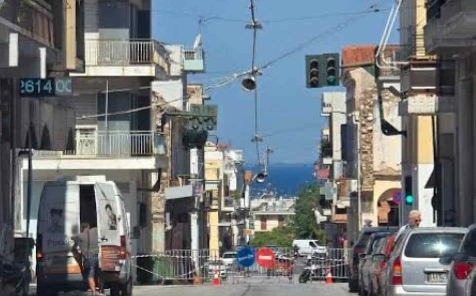 Πάτρα, οδός Γερμανού, φωτιά Πάτρα, κυκλοφοριακό κομφούζιο, κάγκελα, αποκλεισμός δρόμου, οδός Ηλείας, Βασιλείου Ρούφου, Δασύλλιο, οδός Λόντου, Παντοκράτορας, επικίνδυνο κτίριο, αγανάκτηση κατοίκων, Patra, Patras, Germanou street, fire Patra, traffic congestion, road closure, Ileias street, Vasileiou Roufou, Dasyllio, Lontou street, Pantokratoras, dangerous building, residents anger, Patra kagkela, Germanou fotia, kykloforiako komfouzio, apokleismos dromou, Ileias, Vasileiou Roufou, Dasyllio Patra, Lontou, Pantokratoras Patra,