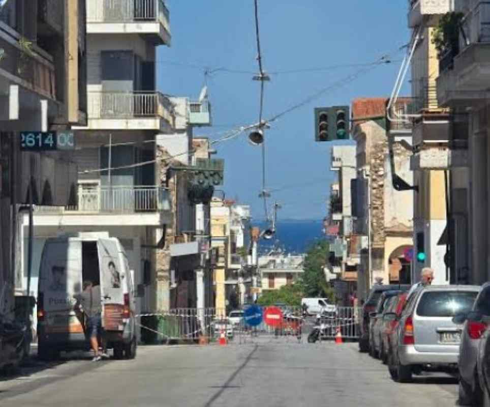 Πάτρα, οδός Γερμανού, φωτιά Πάτρα, κυκλοφοριακό κομφούζιο, κάγκελα, αποκλεισμός δρόμου, οδός Ηλείας, Βασιλείου Ρούφου, Δασύλλιο, οδός Λόντου, Παντοκράτορας, επικίνδυνο κτίριο, αγανάκτηση κατοίκων, Patra, Patras, Germanou street, fire Patra, traffic congestion, road closure, Ileias street, Vasileiou Roufou, Dasyllio, Lontou street, Pantokratoras, dangerous building, residents anger, Patra kagkela, Germanou fotia, kykloforiako komfouzio, apokleismos dromou, Ileias, Vasileiou Roufou, Dasyllio Patra, Lontou, Pantokratoras Patra,