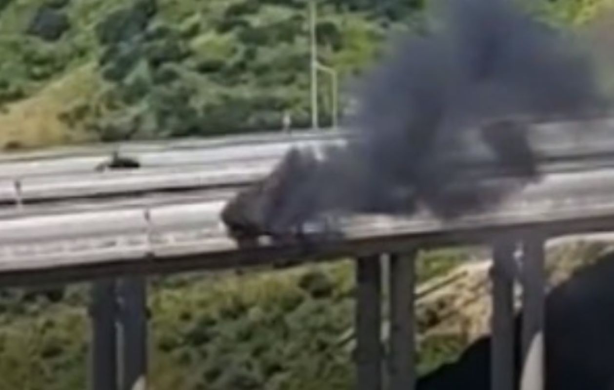 Πάτρα, Περιμετρική Πατρών, φωτιά σε αυτοκίνητο, Βούντενη, Πυροσβεστική Πάτρα, τροχαίο συμβάν, φωτιά ΙΧ, Patra, Perimetriki Patron, fotia se aftokinito, Vounteni, Pyrosvestiki Patra, troxaio symvan, fotia IX, Patras, Patras bypass, car fire, Vounteni Patras, Fire Service Greece, traffic incident, Patras news, car blaze,