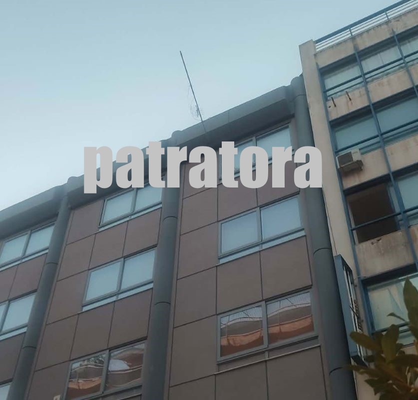 Πάτρα, Ρήγα Φεραίου, πυροσβεστική, κεραία, πτώση κεραίας, επικίνδυνη κεραία, κέντρο Πάτρας, συμβάν Πάτρα, Patra, Patras, Riga Fereou, pyrosvestiki, keraia, ptosi keraia, patra news, fire department, antenna hazard, center Patras, Patras incident,