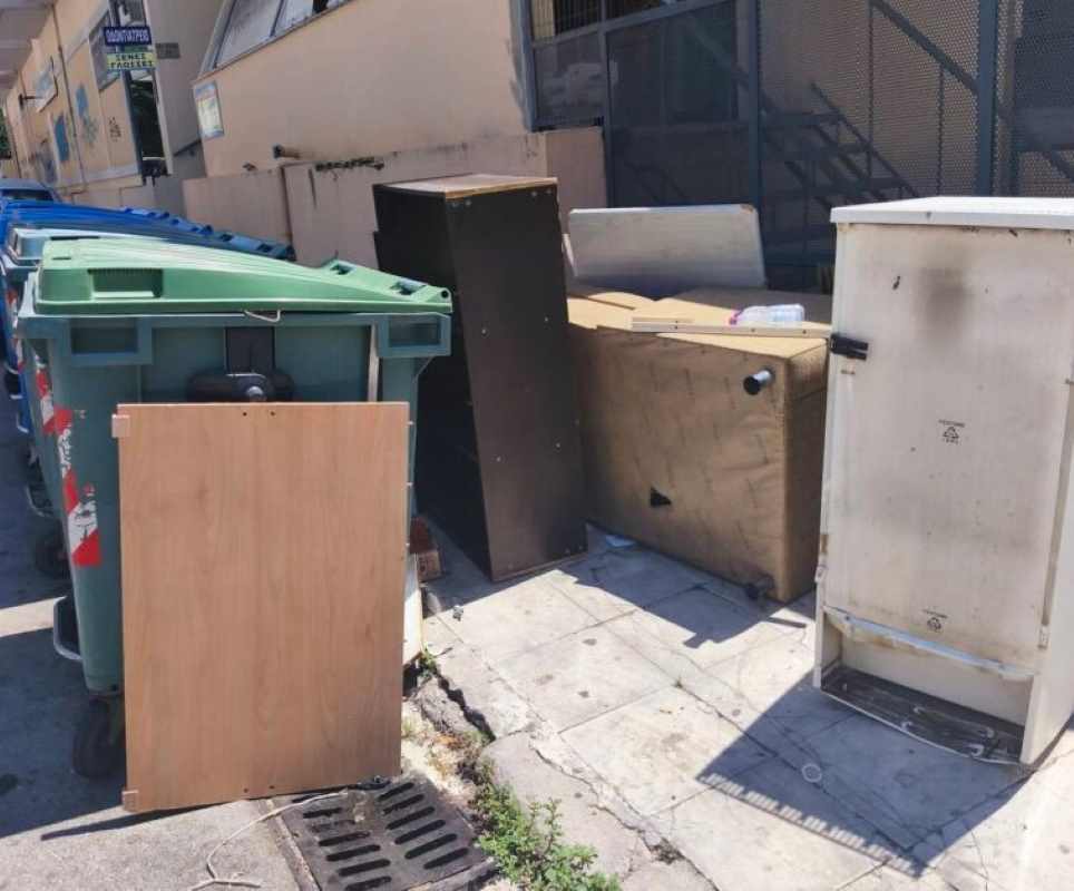 Πάτρα, Πάτρα σκουπίδια, οδός Θράκης Πάτρα, οδός Πέντε Πηγαδίων, εναπόθεση ογκωδών, παράνομη χωματερή, πεζοδρόμιο Πάτρα, ασυνείδητος πολίτης, έλλειψη αστικής παιδείας, κάμερες ασφαλείας, πρόστιμο καθαριότητας, Patra, Patras, Patra trash, Patra bulky waste, Thrakis street Patra, Pente Pigadion Patra, illegal dumping Patra, sidewalk obstruction Patra, Patra cleanliness, Patra municipality, patra skoupidia, odos thrakis patra, odos pente pigadion, enapothesi ogkodon, paranomi xomateri, pezodromio patra, asyneiditos politis, eleipsi astikis paideias, kameres asfaleias, prostimo kathariotitas,