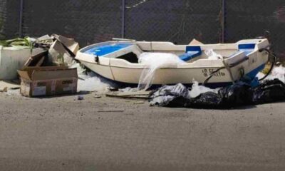 Πάτρα, βάρκα, σκουπίδια, κάδοι απορριμμάτων, ογκώδη απορρίμματα, εγκατάλειψη σκάφους, Δήμος Πατρέων, καθαριότητα, Patra, Patras, varka, skoupidia, kadoi aporrimmaton, ogkodi aporrimmata, egkataleipsi skafous, Dimos Patreon, kathariotita, Patras boat left at garbage bins, illegal waste disposal Patras, boat dumped next to trash cans,