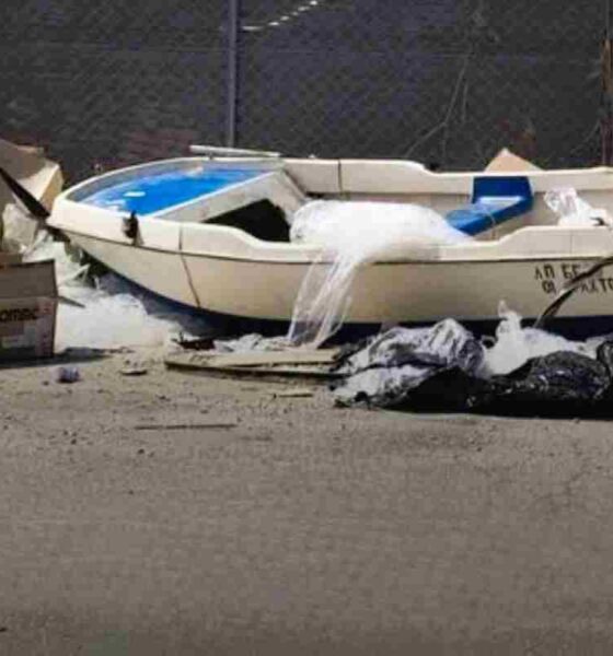 Πάτρα, βάρκα, σκουπίδια, κάδοι απορριμμάτων, ογκώδη απορρίμματα, εγκατάλειψη σκάφους, Δήμος Πατρέων, καθαριότητα, Patra, Patras, varka, skoupidia, kadoi aporrimmaton, ogkodi aporrimmata, egkataleipsi skafous, Dimos Patreon, kathariotita, Patras boat left at garbage bins, illegal waste disposal Patras, boat dumped next to trash cans,