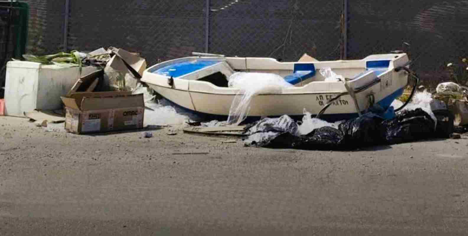 Πάτρα, βάρκα, σκουπίδια, κάδοι απορριμμάτων, ογκώδη απορρίμματα, εγκατάλειψη σκάφους, Δήμος Πατρέων, καθαριότητα, Patra, Patras, varka, skoupidia, kadoi aporrimmaton, ogkodi aporrimmata, egkataleipsi skafous, Dimos Patreon, kathariotita, Patras boat left at garbage bins, illegal waste disposal Patras, boat dumped next to trash cans,
