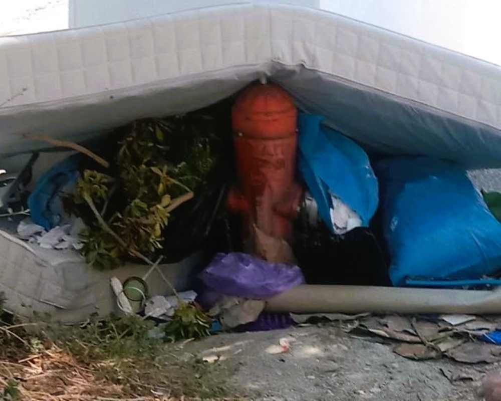 πυροσβεστικός κρουνός, σκουπίδια, καταγγελία, Δήμος, Πυροσβεστική, αδιαφορία, οδός Γυθείου, Κεφαλληνίας, ογκώδη απορρίμματα, πυρασφάλεια, πολιτική προστασία, εστία μόλυνσης, πυρκαγιά, επικίνδυνα σκουπίδια, καθαριότητα, fire hydrant, trash, garbage, complaints, municipality, fire department, fire safety, Gytheiou street, Kefallinias street, public safety, negligence, waste management, pirosvestikos krounos, skoupidia, katangelia, Dimos, Pyrosvestiki, adiaforia, Gytheiou, Kefallinias, ogkodi aporrimmata, pyrasfaleia, kathariotita,