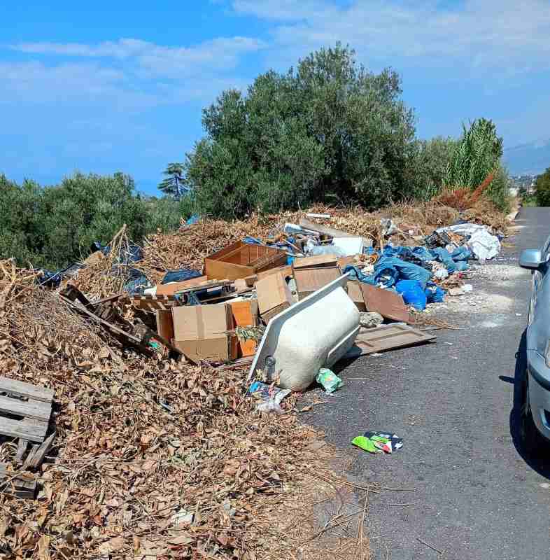 Βραχνέικα, παράνομες χωματερές, καταγγελία, Δήμος Πατρέων, πυρκαγιά, μπάζα, επικίνδυνα απορρίμματα, αστυνομία, Vrachneika, illegal dumpsite, Vrachneika complaint, Patras municipality, fire hazard, illegal dumping Patras, Vrachneika chomatere, kataggelia, Vrachneika pyrkagia, Dimos Patreon, mpaza,